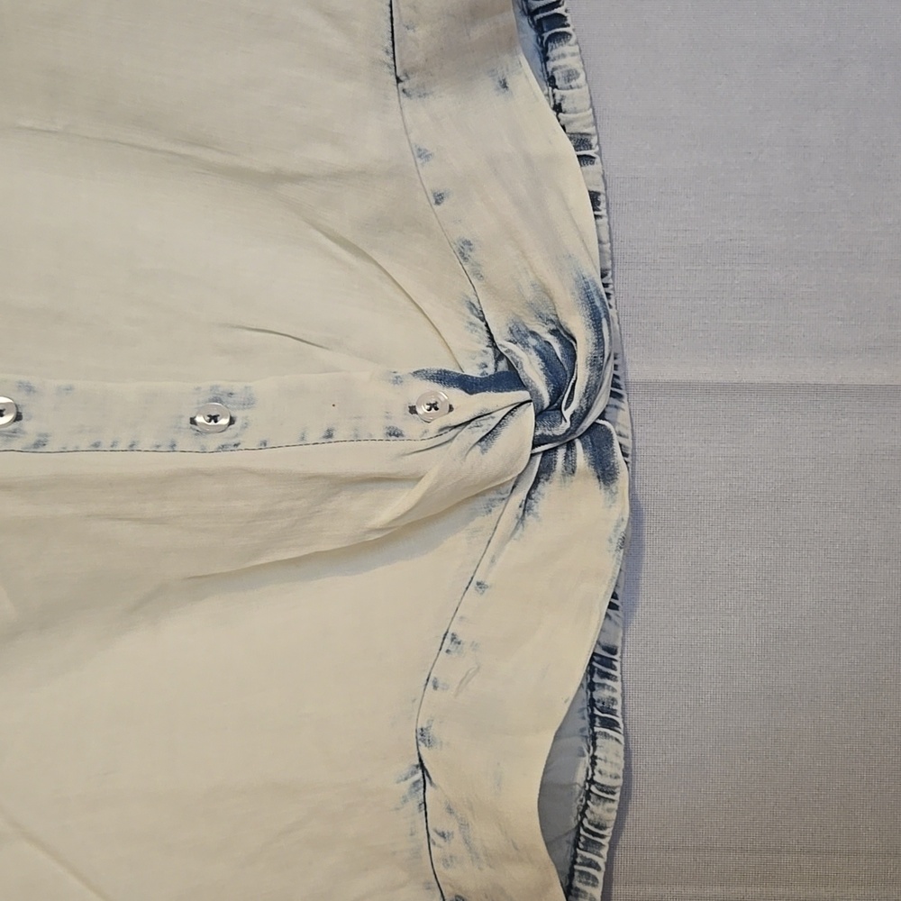 Kut from the Kloth Light Wash Cropped Button-Up Shirt Sz XS NWT - Picture 4 of 7